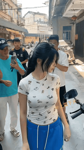 一堆人围着拍？还很享受…
