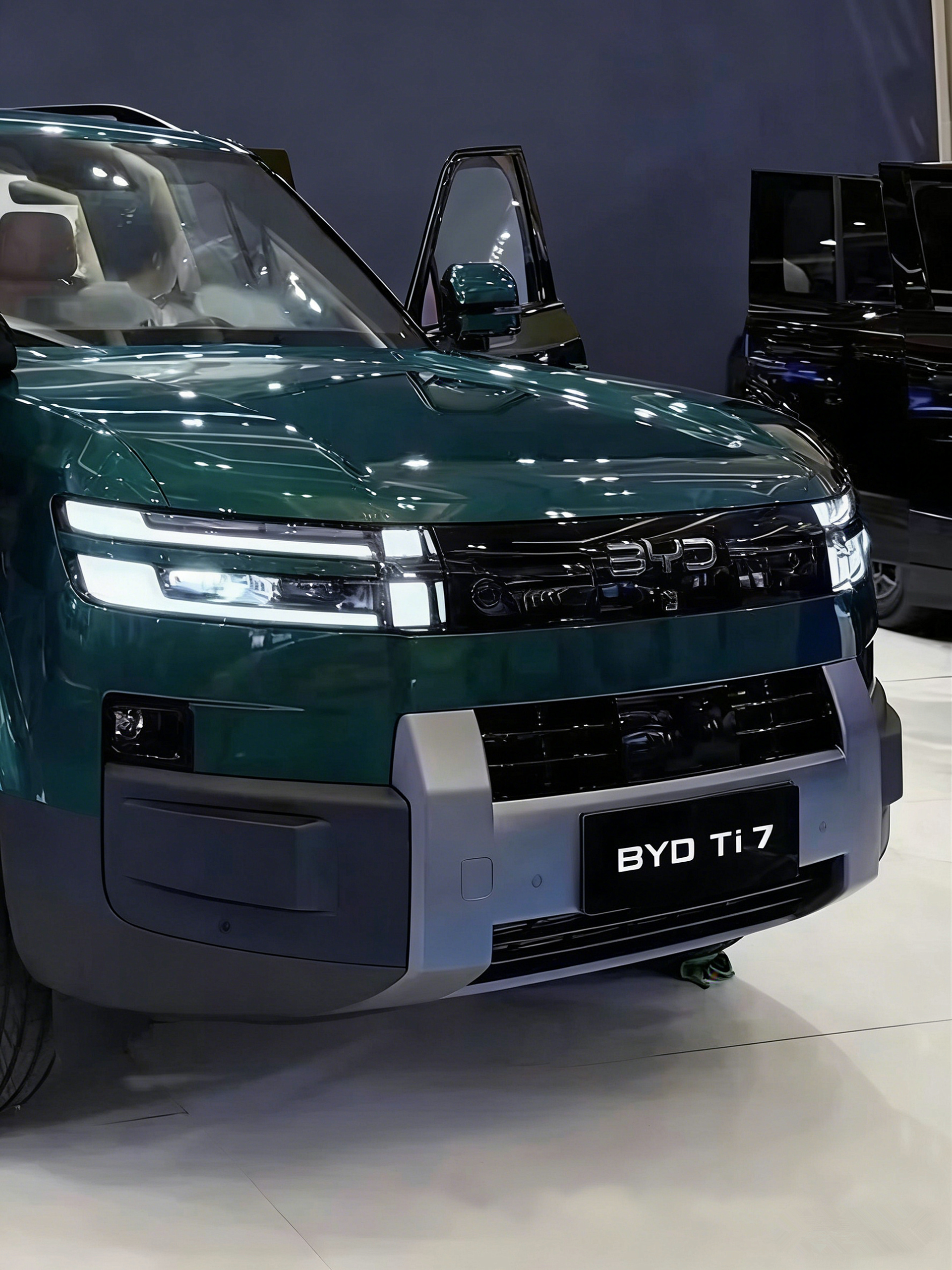 钛7海外贴BYD标，颜值不减反增？在海外市场，方程豹 豹5、豹8都归属于腾势品牌