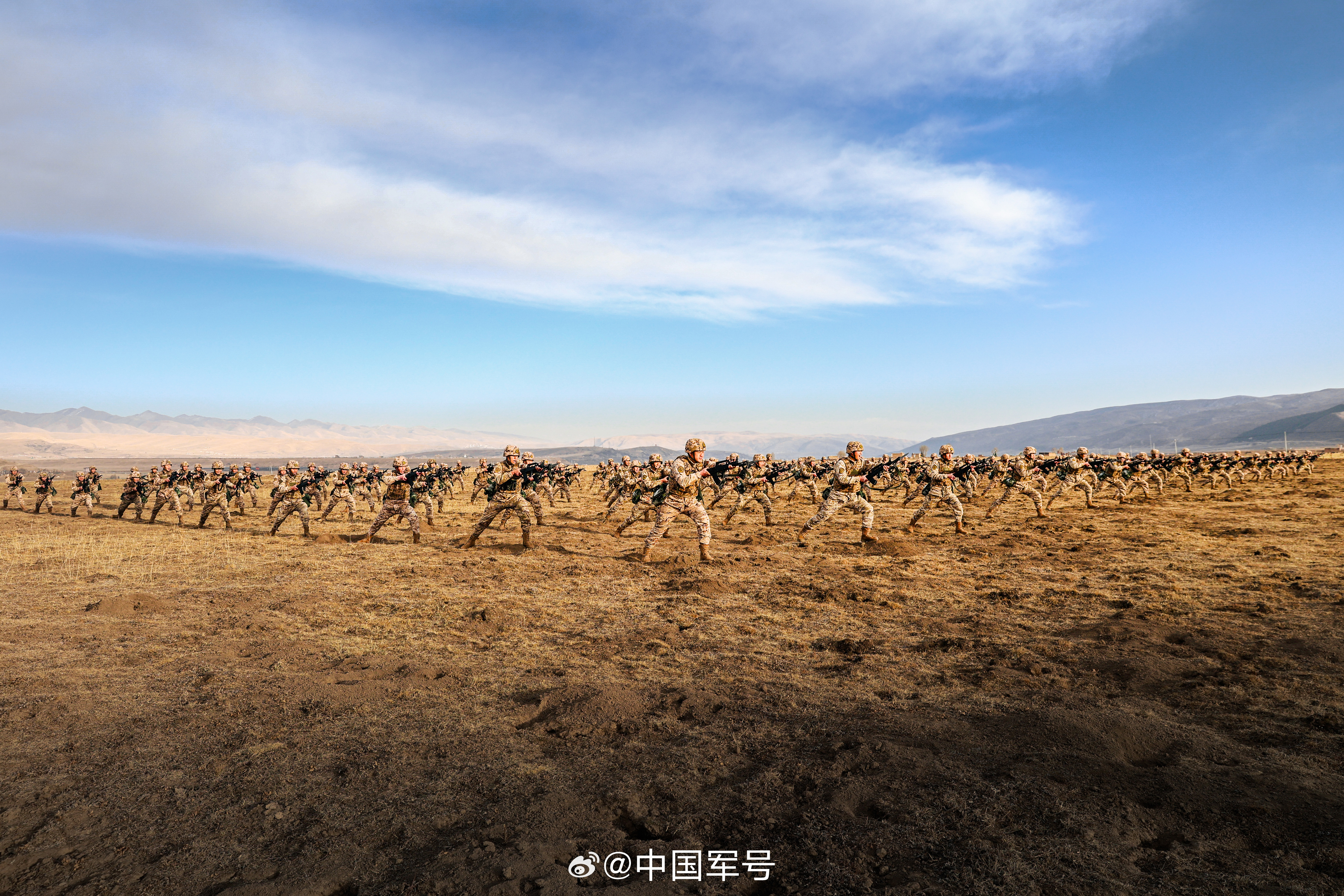 【燃！武警官兵在海拔3500米高原热血开训】近日，武警四川总队某支队开展战术训练