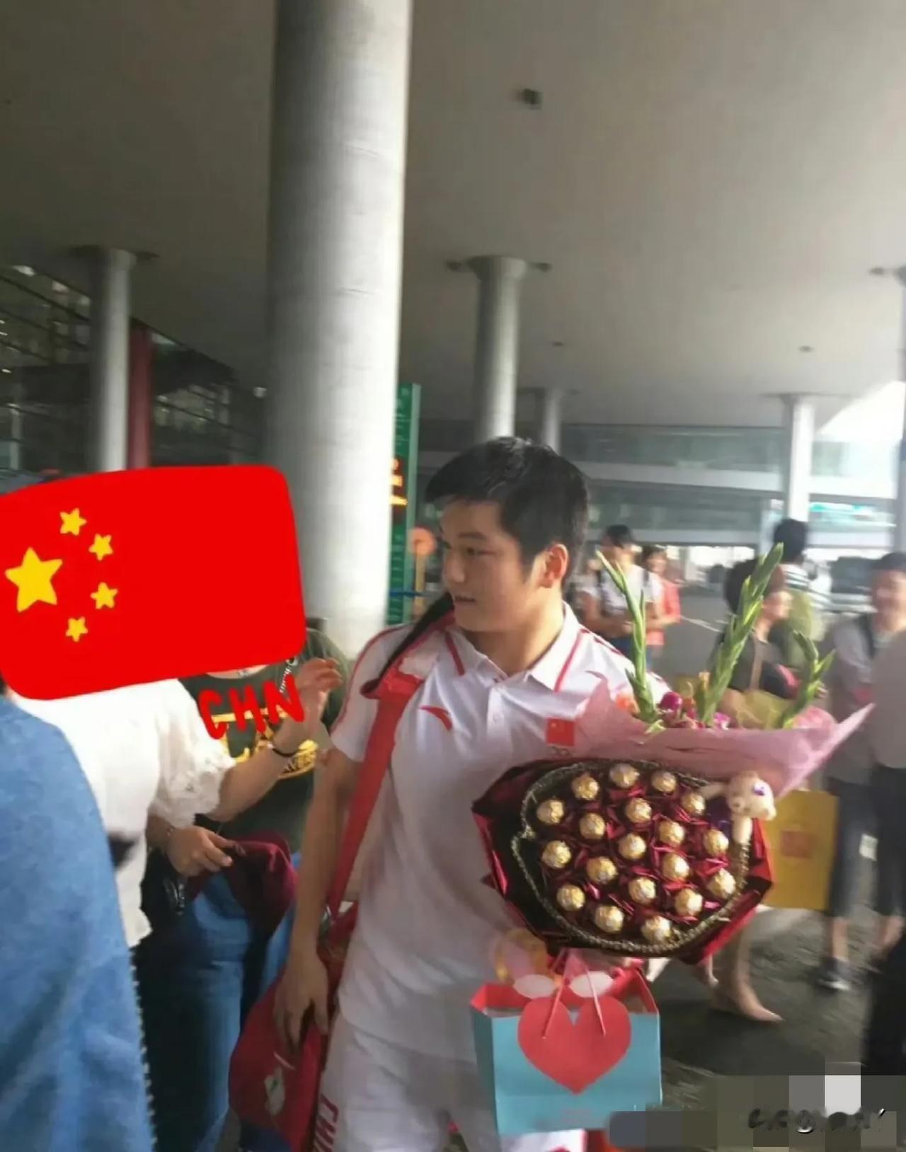 有谁还记得樊振东收到的这些礼物
别人都是正常的花，小胖怎么全是吃的
感觉以前的爱
