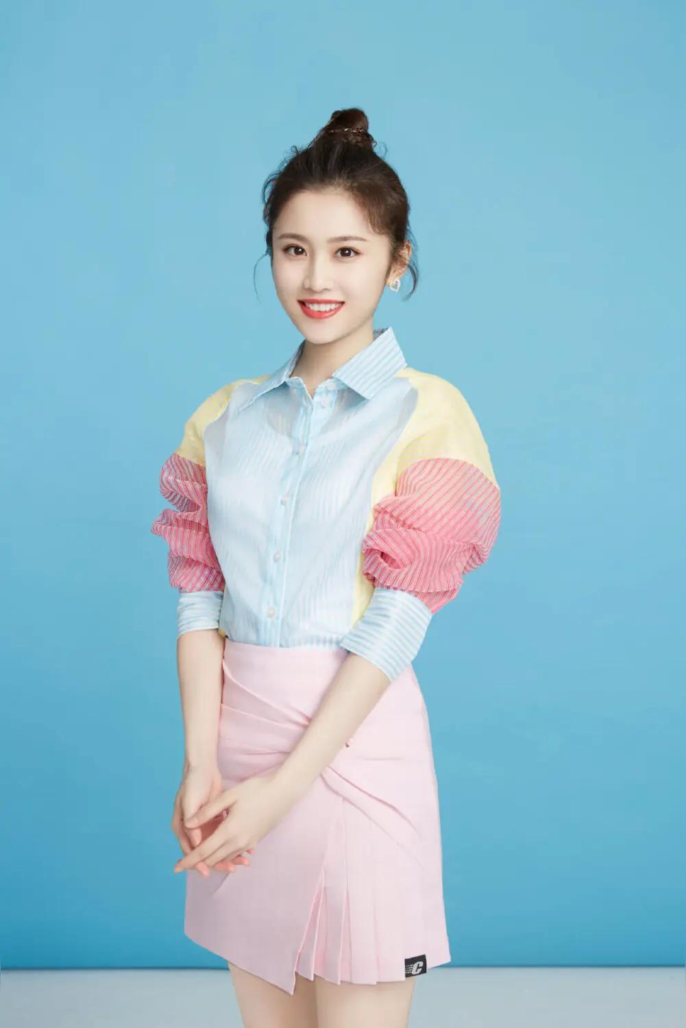 这叫现代装相貌平平吗？张艺谋和孔笙两位导演都是摄像师出身，审美的严苛度比一般人高