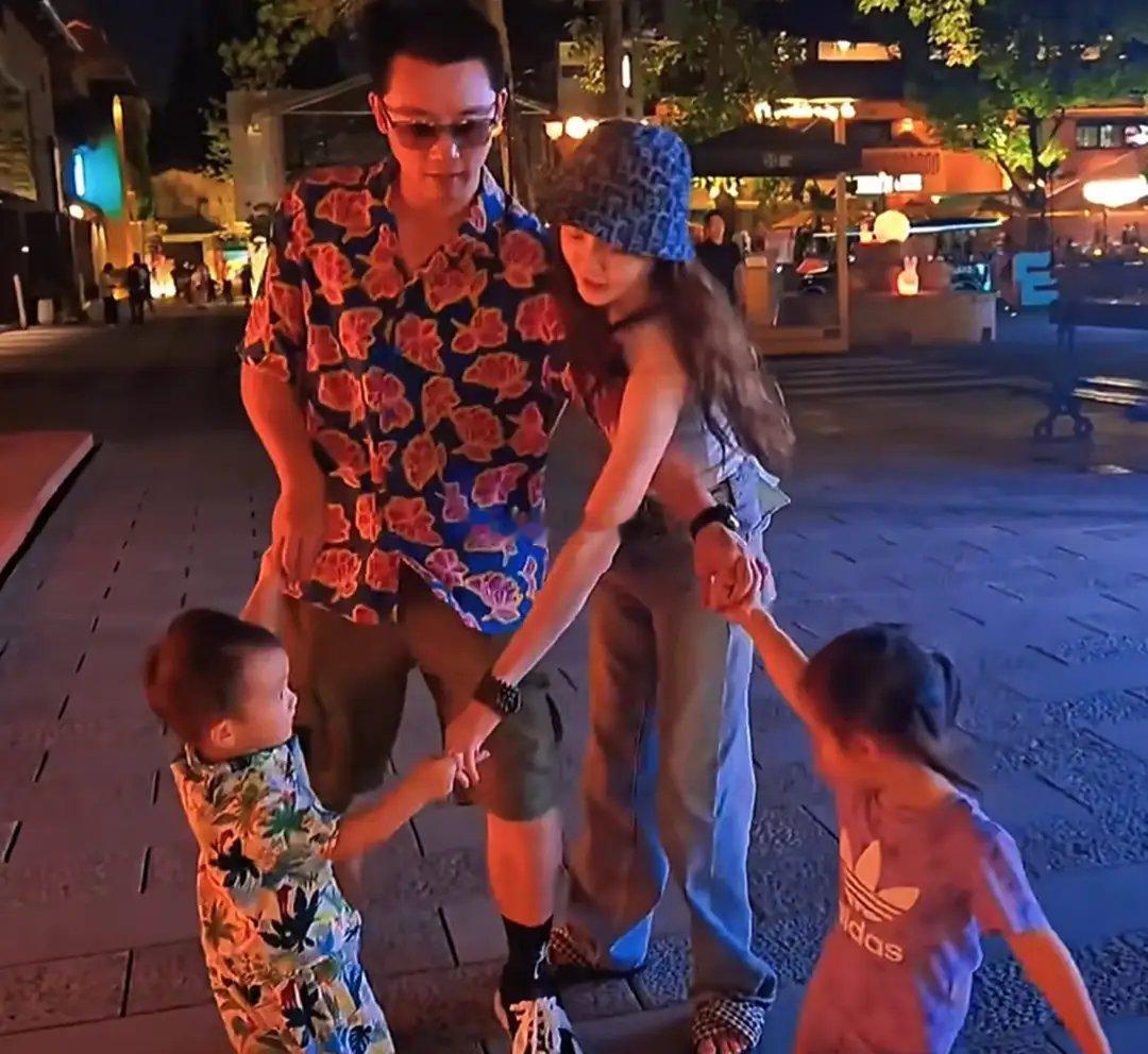 苗苗晒儿女近照，快四岁儿子单手帮妹妹拎三大包尿布，哥哥力爆棚，网友最新发布的偶遇