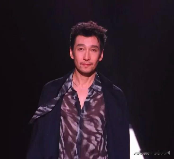 我最不能理解的人就是满江icon了。他明明都53岁了，人过半百了，但是身上竟然没
