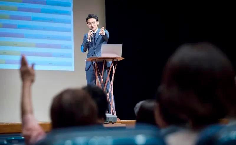 以为演讲是大明星的专属秀场？
别天真了，现在的职场和社交圈，只要你一张嘴，聚光灯