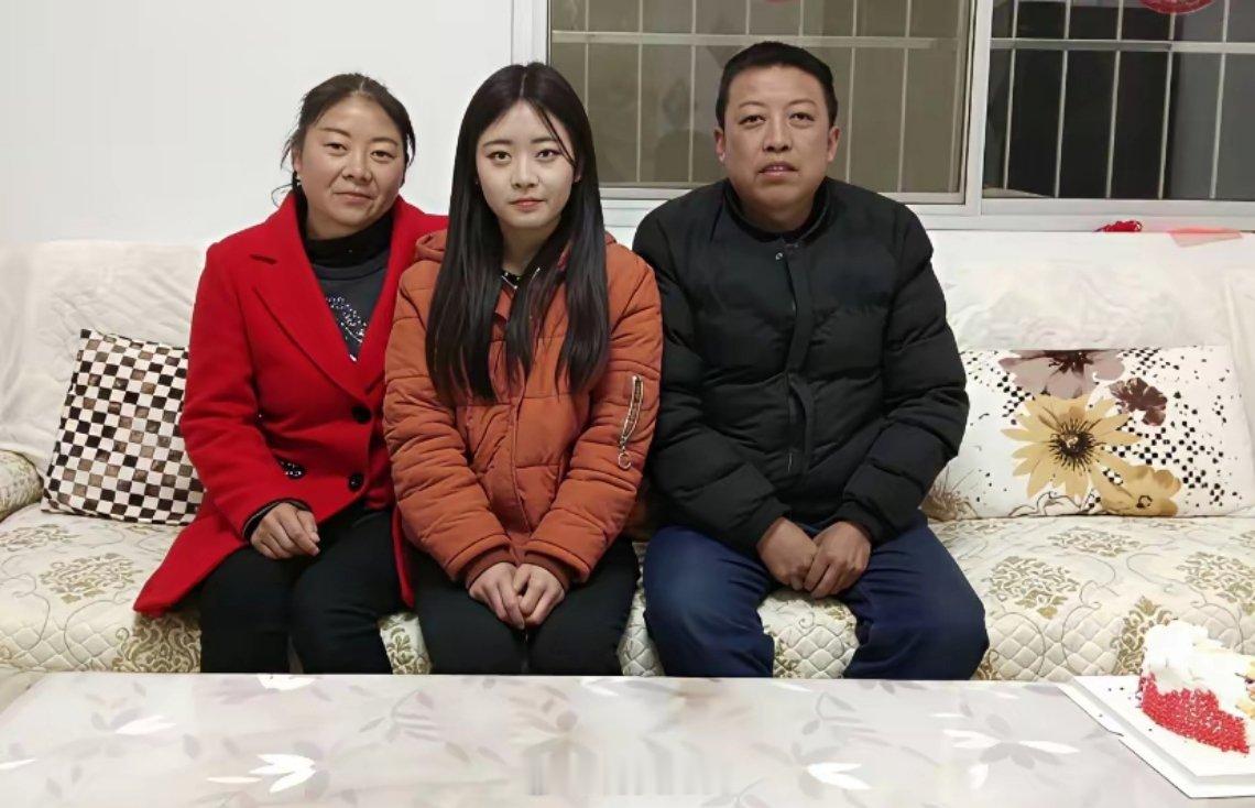 会化妆还是很重要的，新娘她妈妈感觉年轻了20岁。 