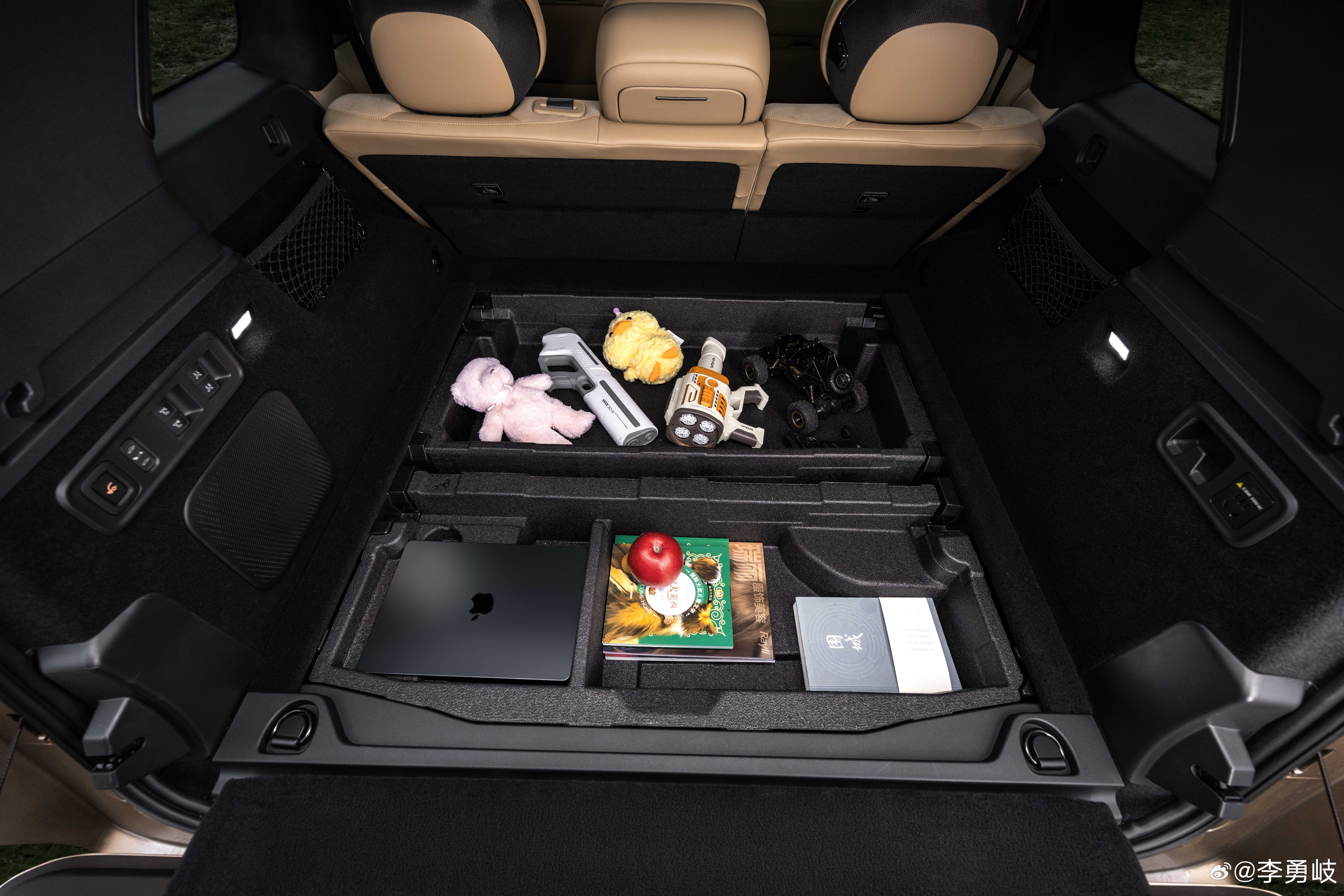 作为同级顶格的混动大五座SUV，领克900旗舰大五座的空间表现直击用户痛点，11