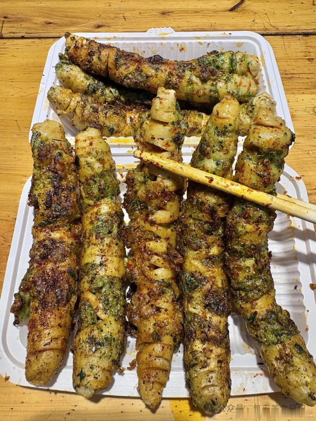河南藏巷子里的虾滑烤面筋太惊艳！10 块钱足足 6 个，面筋缝隙塞满虾滑和青菜，