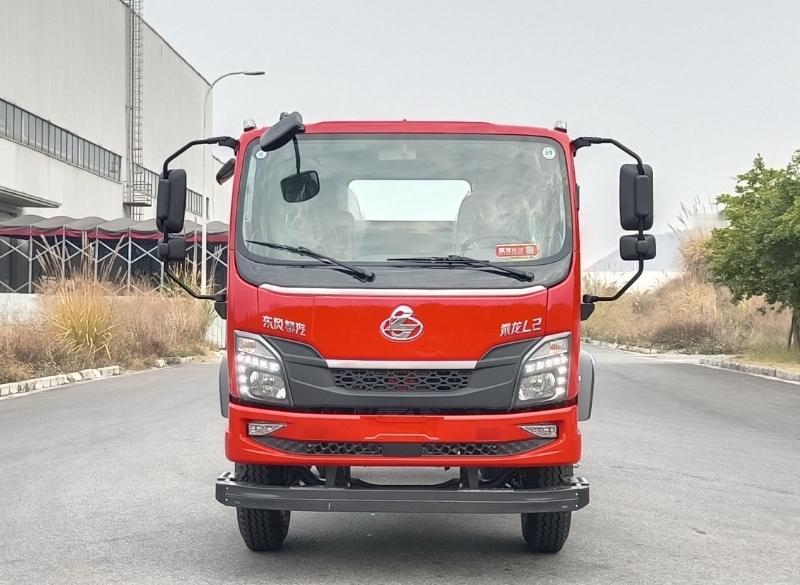 乘龙L2自卸车采用9/10+8板簧组合，前桥9片钢板弹簧与后桥10+8片加宽制动