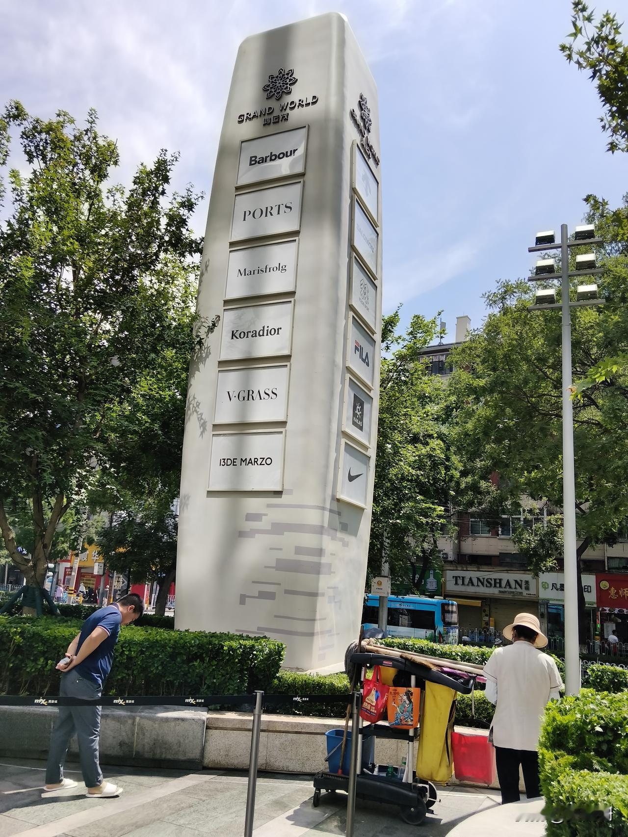逛了一下兰州万象城感受就是，商场里面人很少，冷冷清清的，每层楼上人都不多。
但是