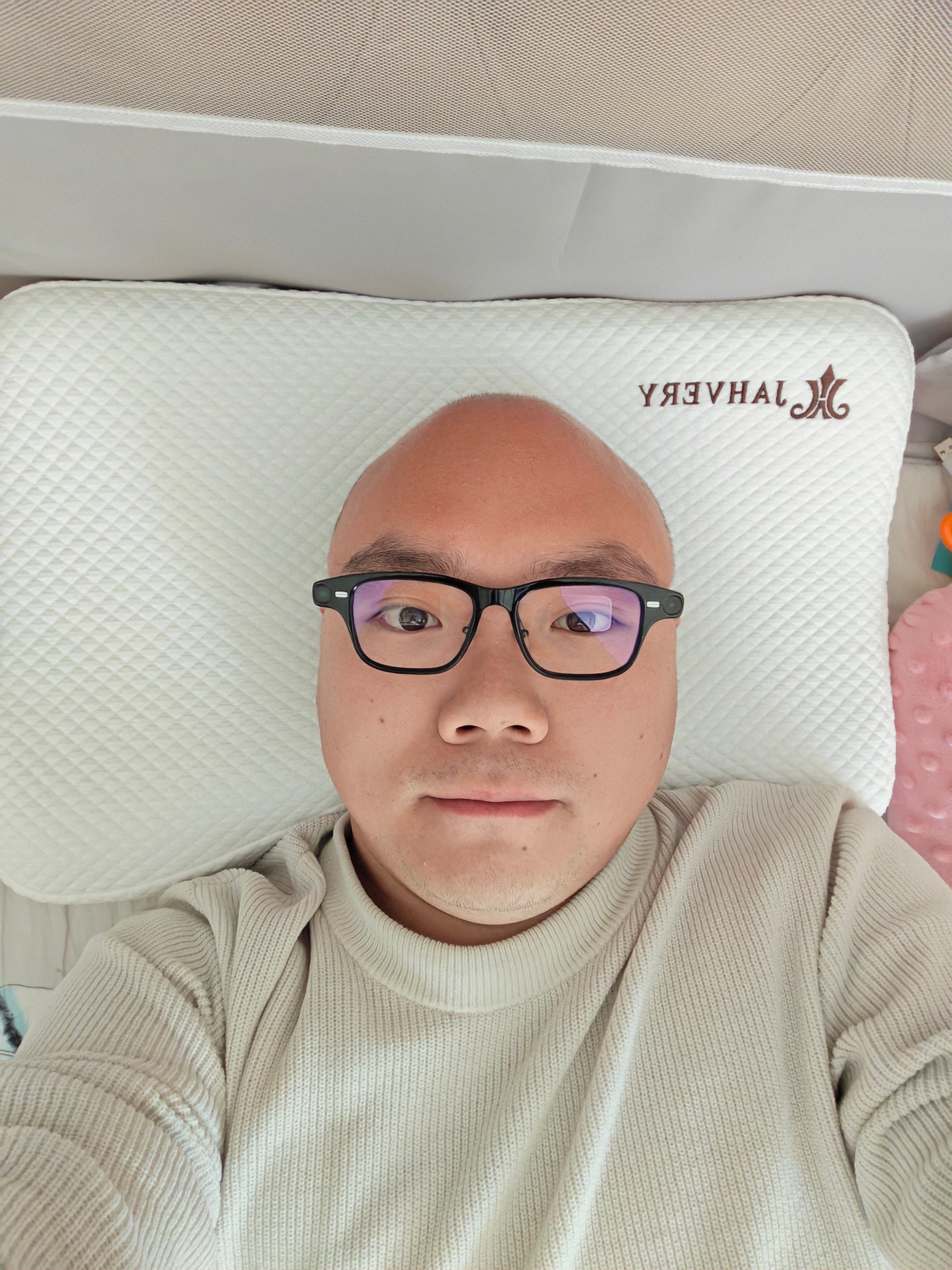 我和亮嫂说我睡眠质量不是很好，可能是枕头不好的原因，她二话不说就给我买了一个枕头