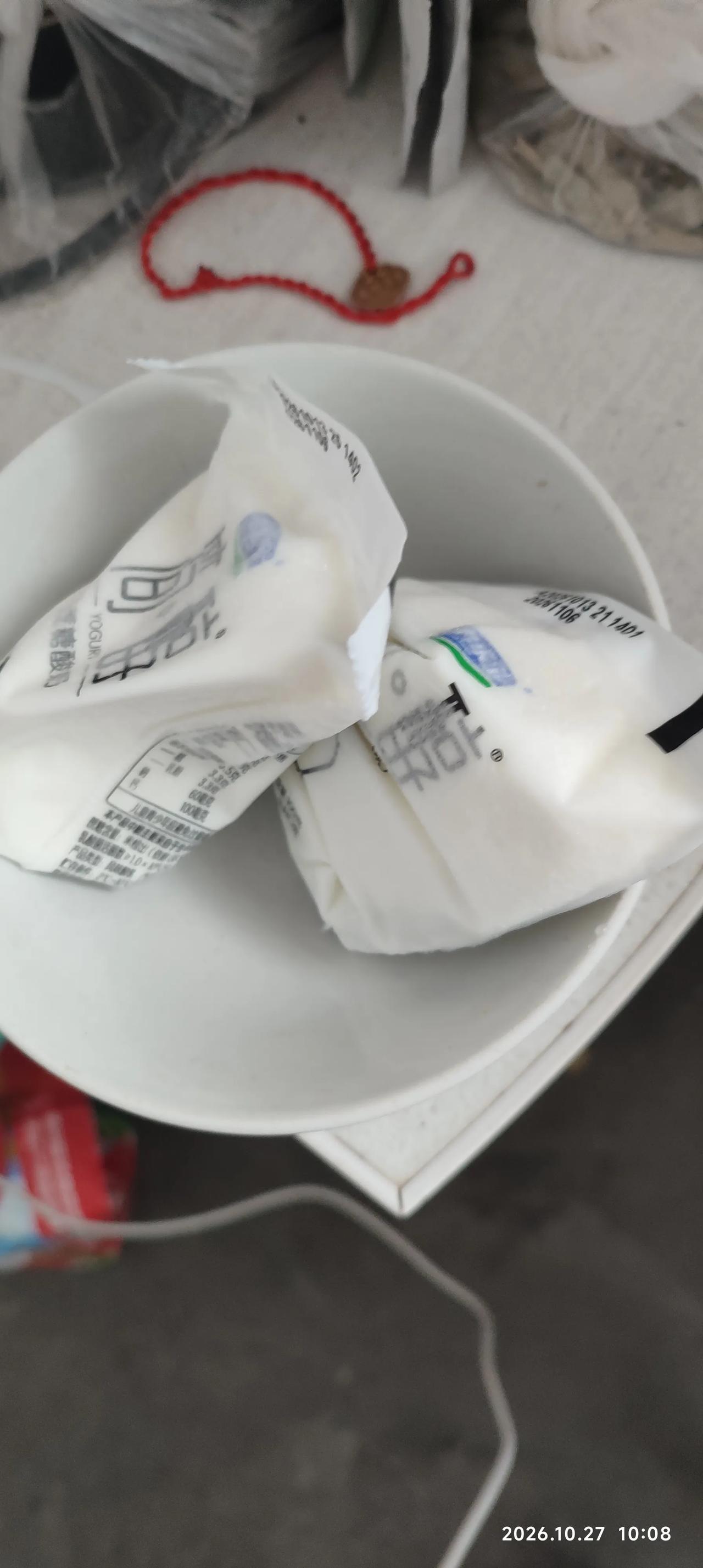 酸奶从冰箱拿出来别急着直接喝，放进碗里，隔热水温一温，喝着温温的，不刺激肠胃，营