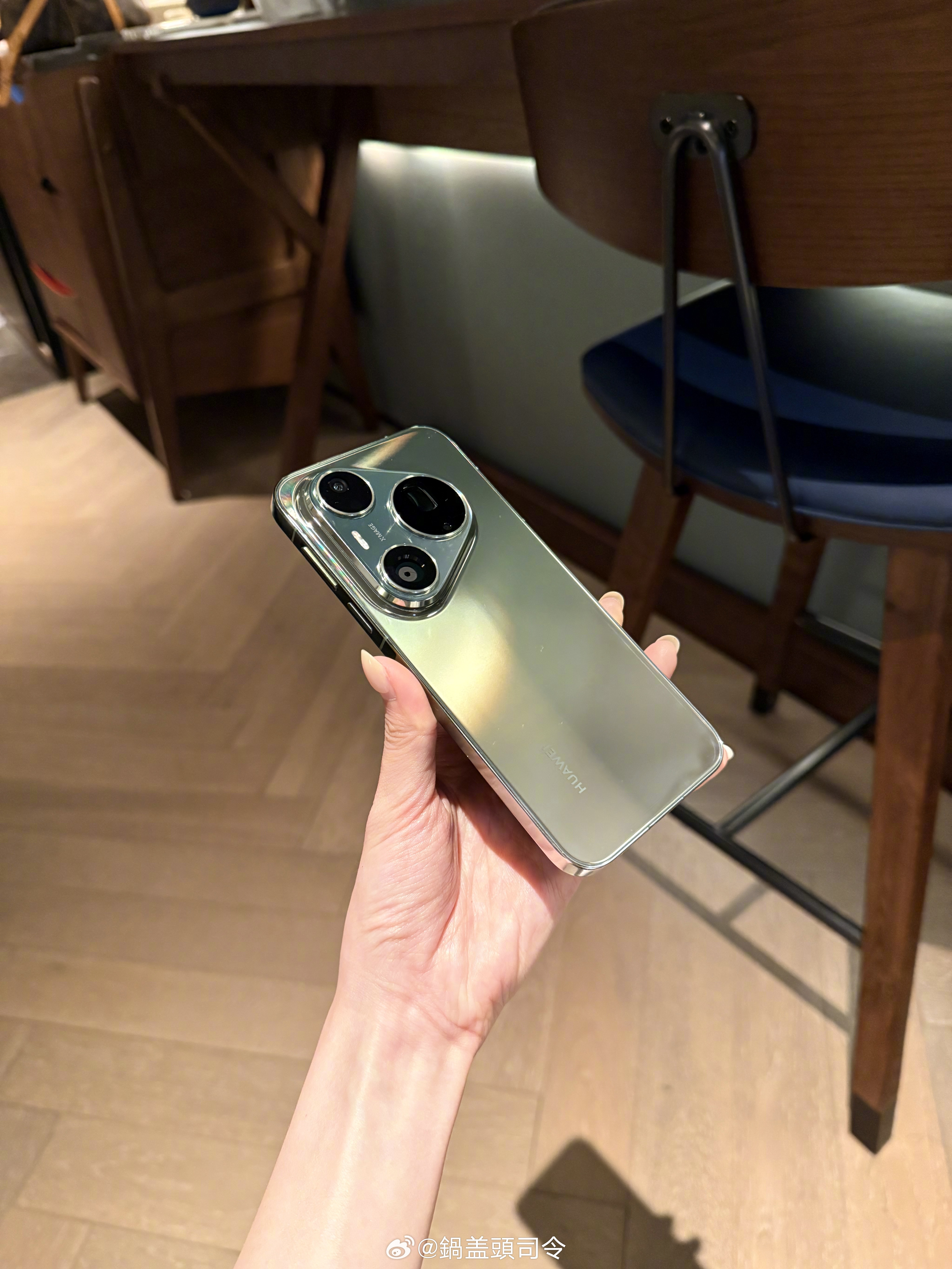 同事已经拿到了Pura90 Pro Max，这个质感这个光泽，真顶！大家喜欢不？