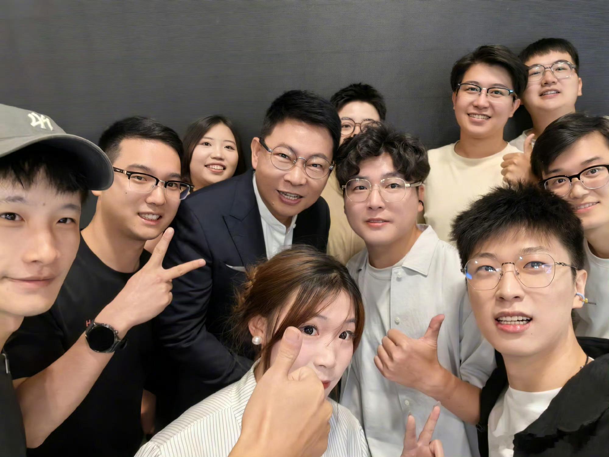 华为PuraXView这下谁还说我余总不接地气这应该有真诚的味道了吧不管做什么都