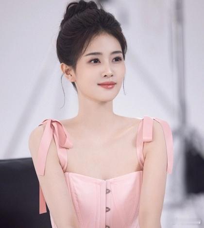 奉劝大家， 别再跟风骂她“德不配位”了， 白鹿身上这3点，是其他年轻演员真学不来