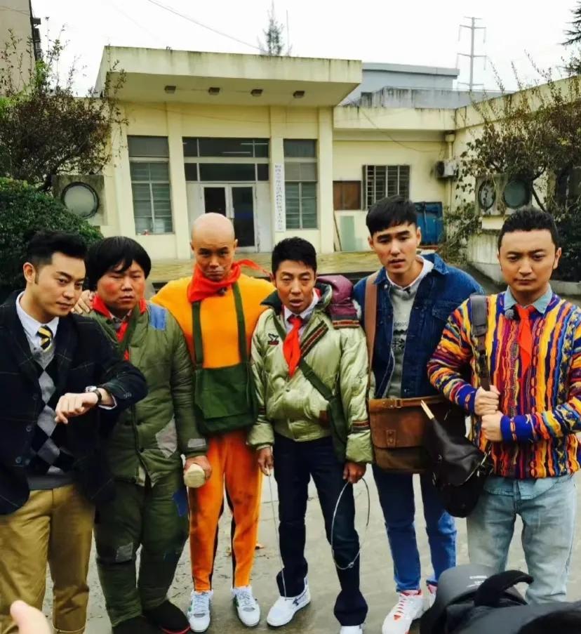 每次看到这张照片都想笑
这是沙溢的高光时刻。阮经天也很帅。撒贝宁和岳云鹏真的让人