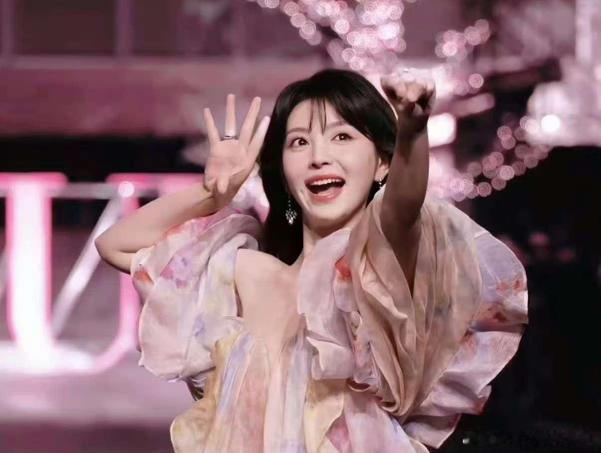 田曦薇演我吃鸡状态她不是在玩cos，她是在演我们心里的游戏梦，田曦薇太懂玩家了！