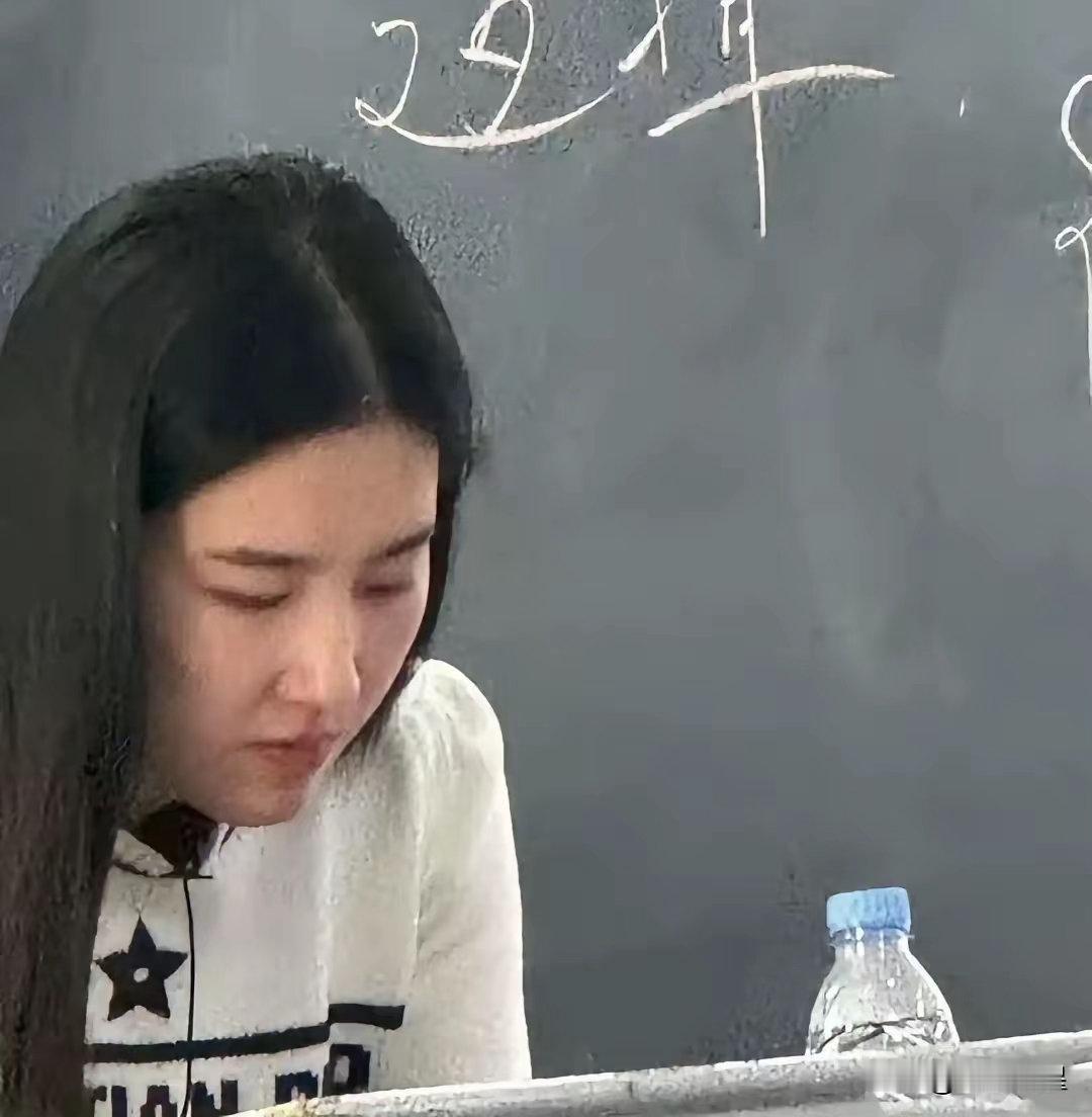 大学老师酷似刘亦菲走红，大量生图流出太美了，网友：才貌双全！ 