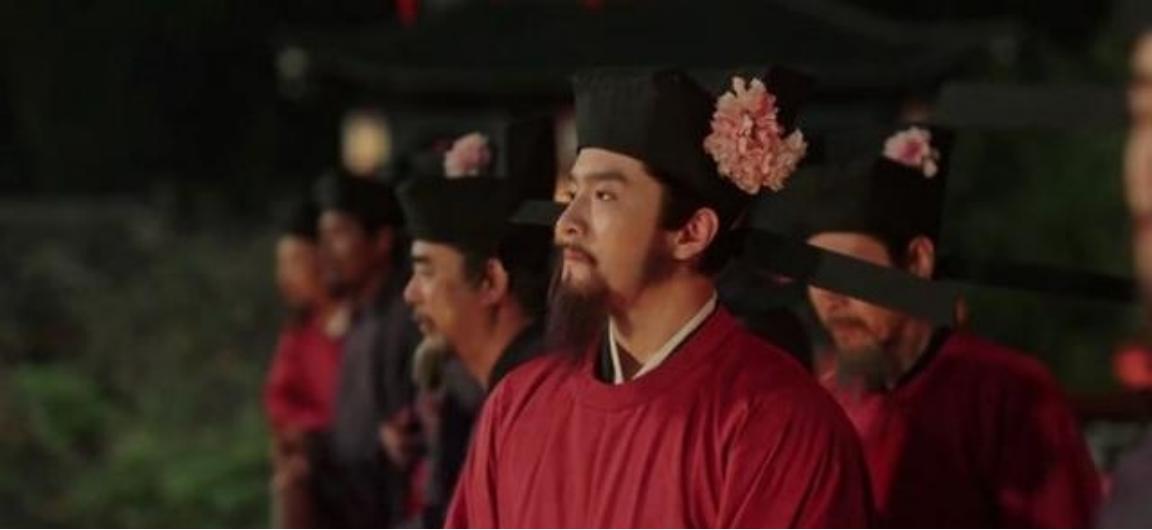 为何宋朝男性头上要戴花？为何要把花瓶戴在头上？ 
 
 
在宋朝的宫廷里，为什么