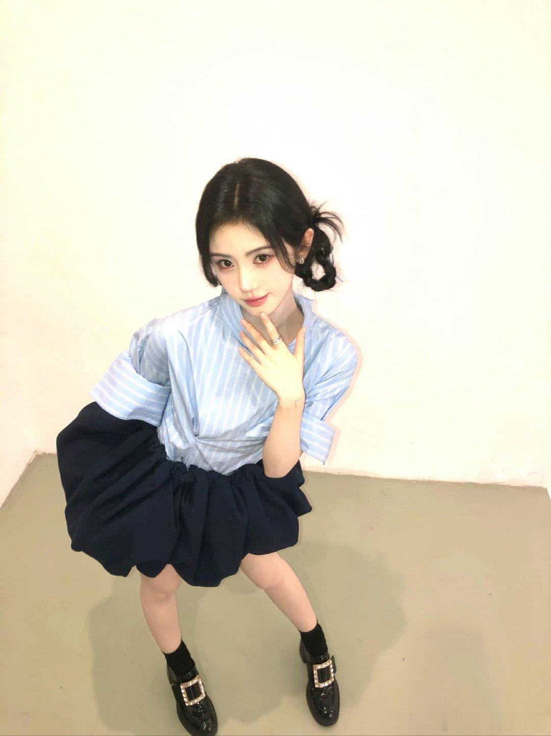 鞠婧祎    鞠婧祎蓝衬衫花苞裙鞠婧祎学院风花苞裙 好好看啊！！！ 