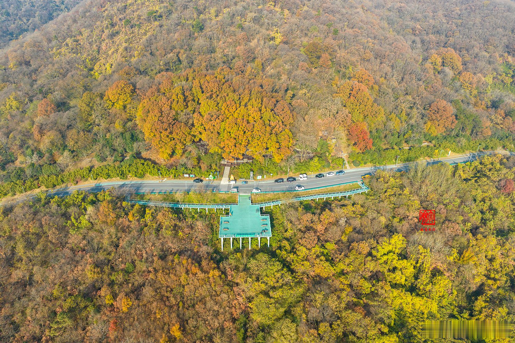 老山，南京江北地区第一大山，与长江南岸紫金山遥相呼应，森林覆盖率高，成为南京天然