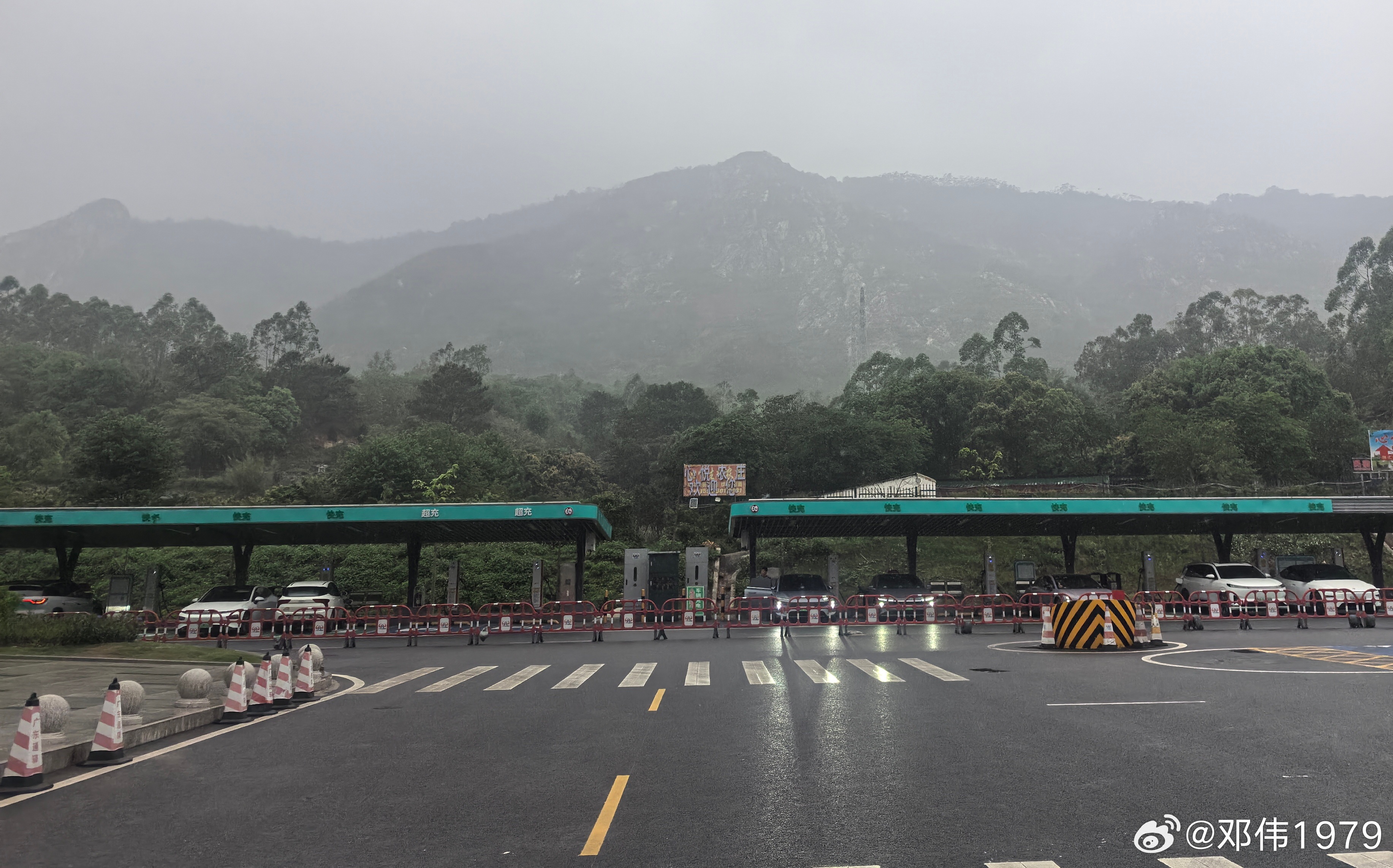 像不像一排比亚迪闪充 比亚迪