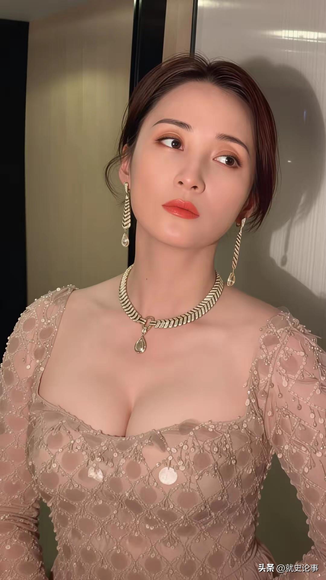 蒋勤勤素颜淡妆出镜，天然骨相造就浑然天成的古典美感。镜头下，她妆容清淡素雅，简约