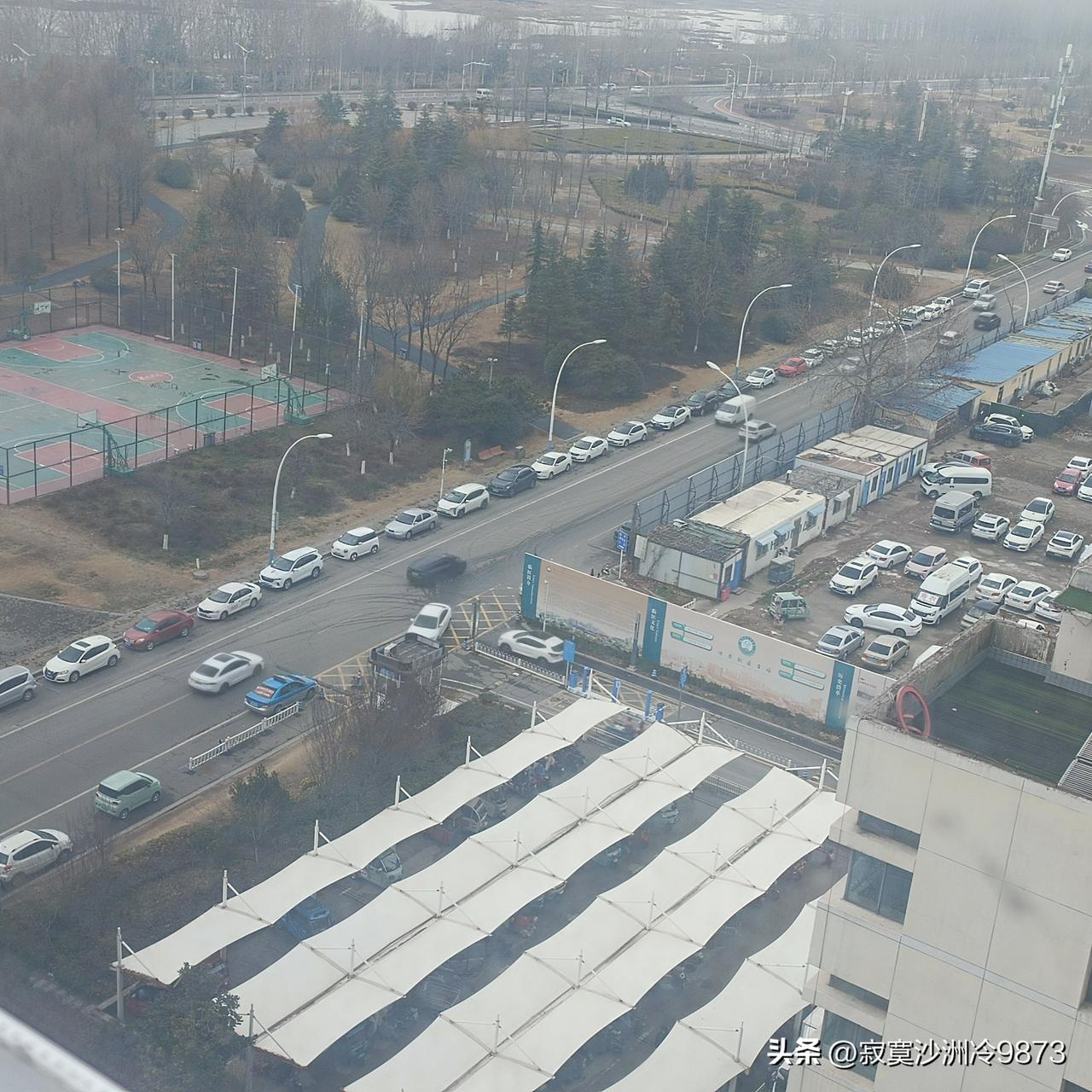 再多的车位，也抵不住来的人众多啊！
对于位于汸河路的临沂人民医院北区而言，虽说位