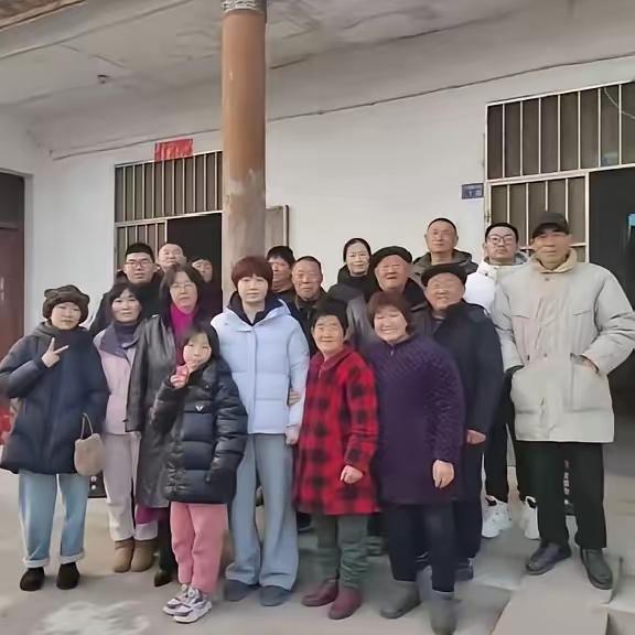 蒯曼回家过年啦，还晒了家族大合照，一大家子一起合照很开心，原以为蒯曼出生在富贵人