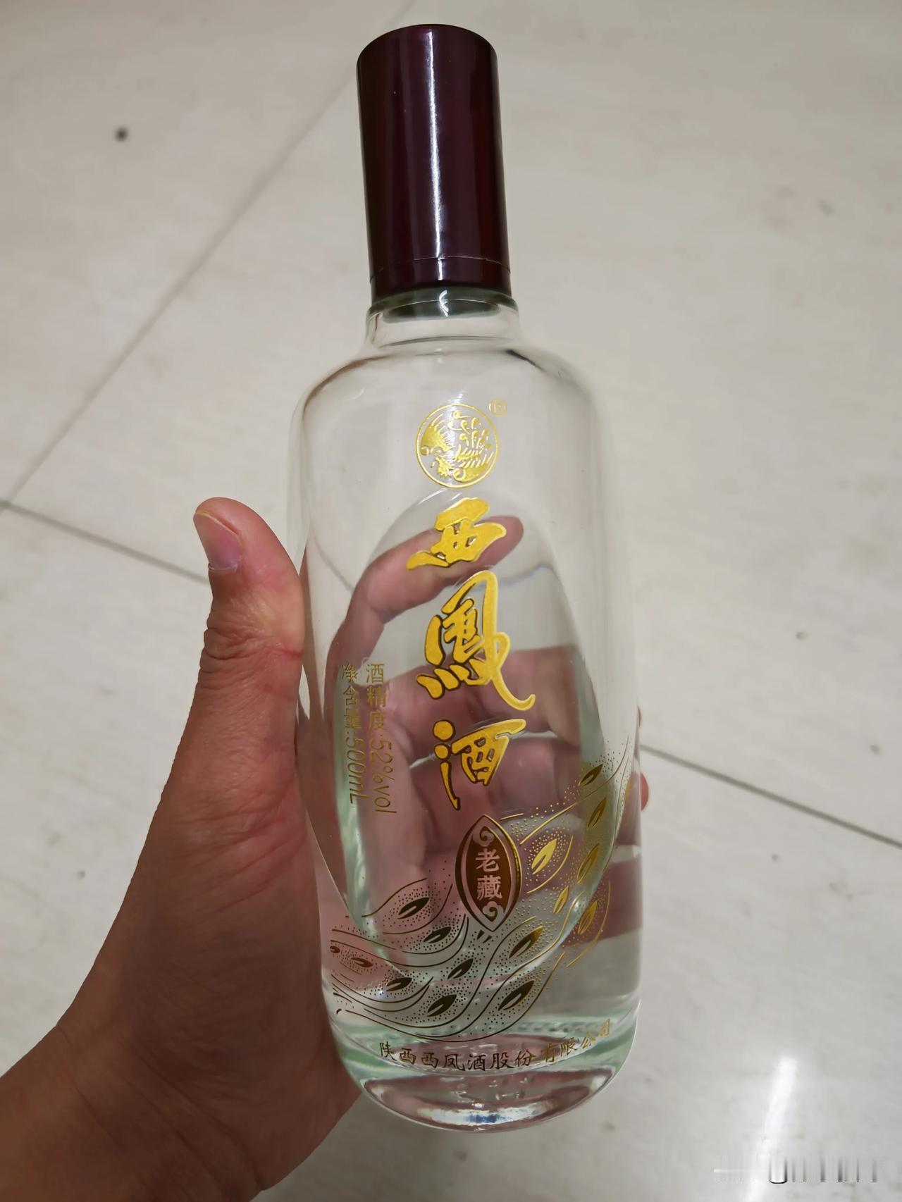 人生第一次喝白光瓶西凤酒，感觉这酒真不孬，和绿脖西凤酒比起来口味那真是强太多啦[