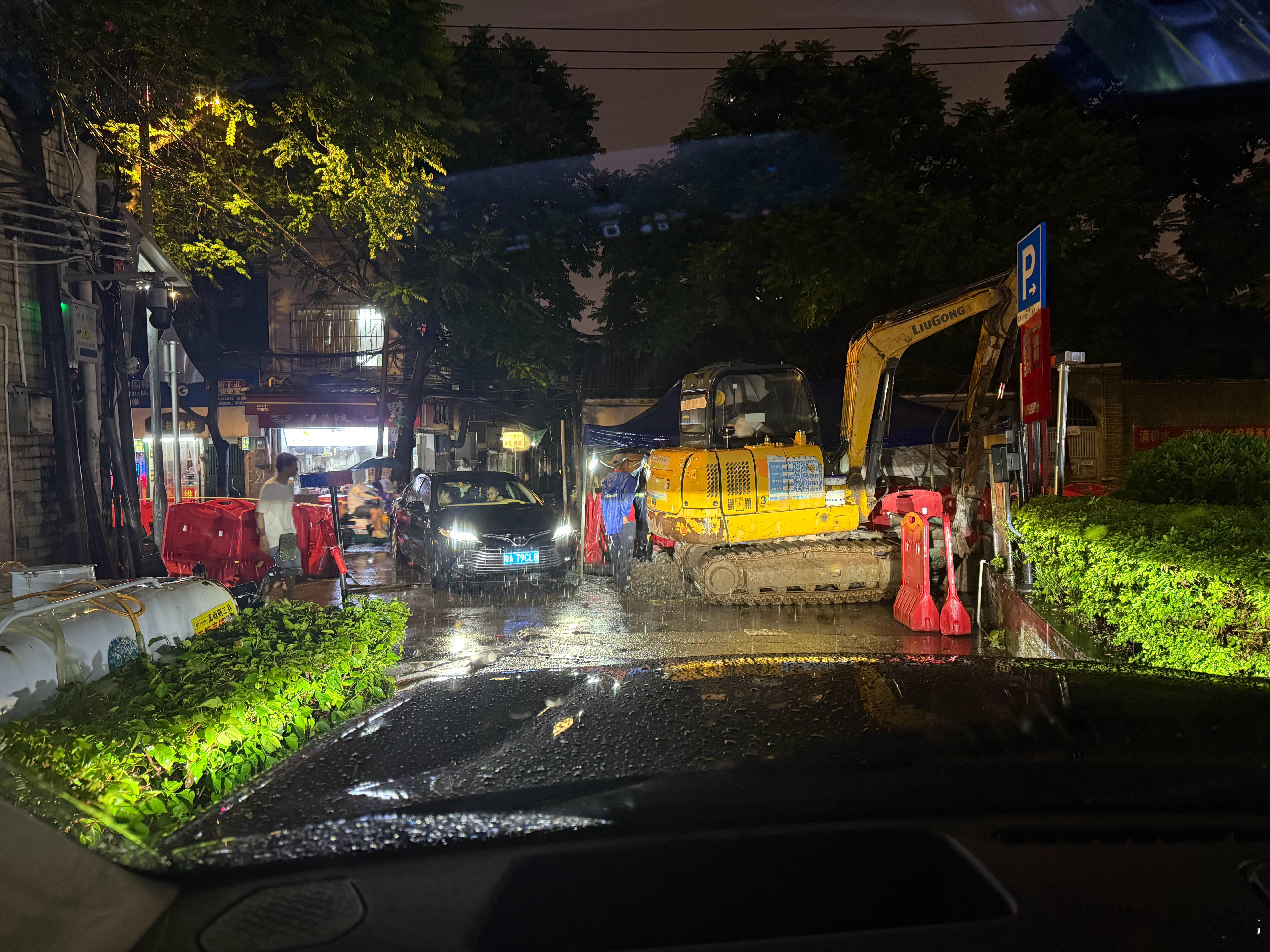 扑街，小区停车场出入口都塞到得翻条la，右转出去紧张到，N9甘灵活都要两手肽！ 