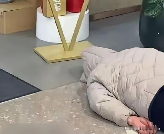 河南，真是碰到狠人了！一女子躺人家店门口，头部用帽子盖住，整整赖了4天趴地不起。