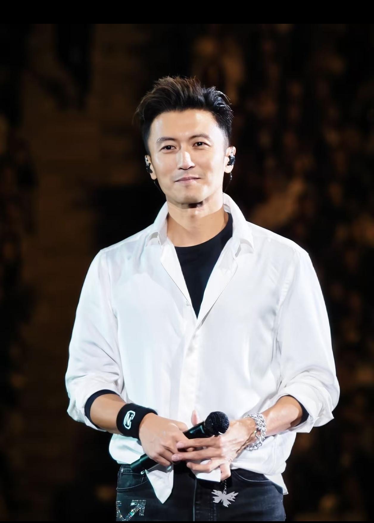 我有一种预感，
谢霆锋，
接下来7.25青岛的演唱会，很有可能会延期举行了。
