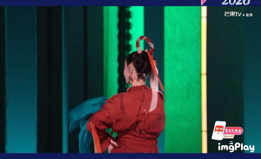 者来女扔丝巾，结果丝巾掉手上，给她自己看笑了啊哈哈哈哈哈哈谢娜居然问一句，为啥大