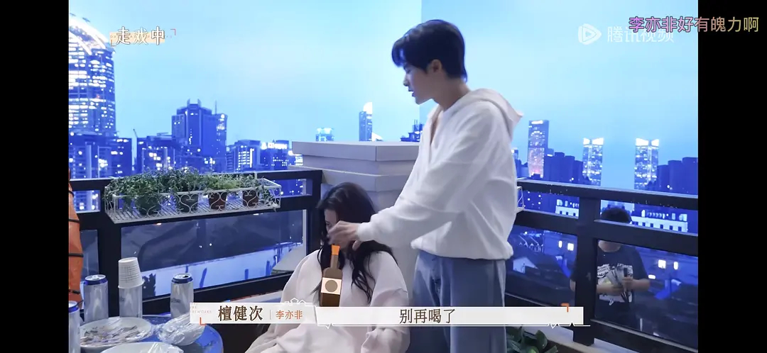 点映花絮里的这个阳台的外置屏幕居然这么大！尤其是李亦非扔爱马仕这一段，一直以为是