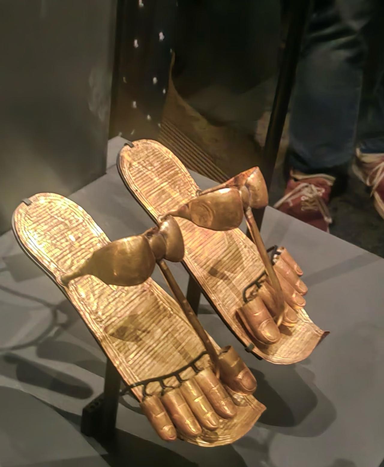 古埃及为何有那么多黄金啊

新埃及博物馆，最后参观部分是黄金木乃伊（内层人形纯金