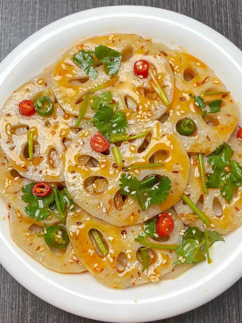 建议女孩子把晚餐换成这个!
      今天分享一道凉拌酸甜藕片~藕片薄薄的又脆