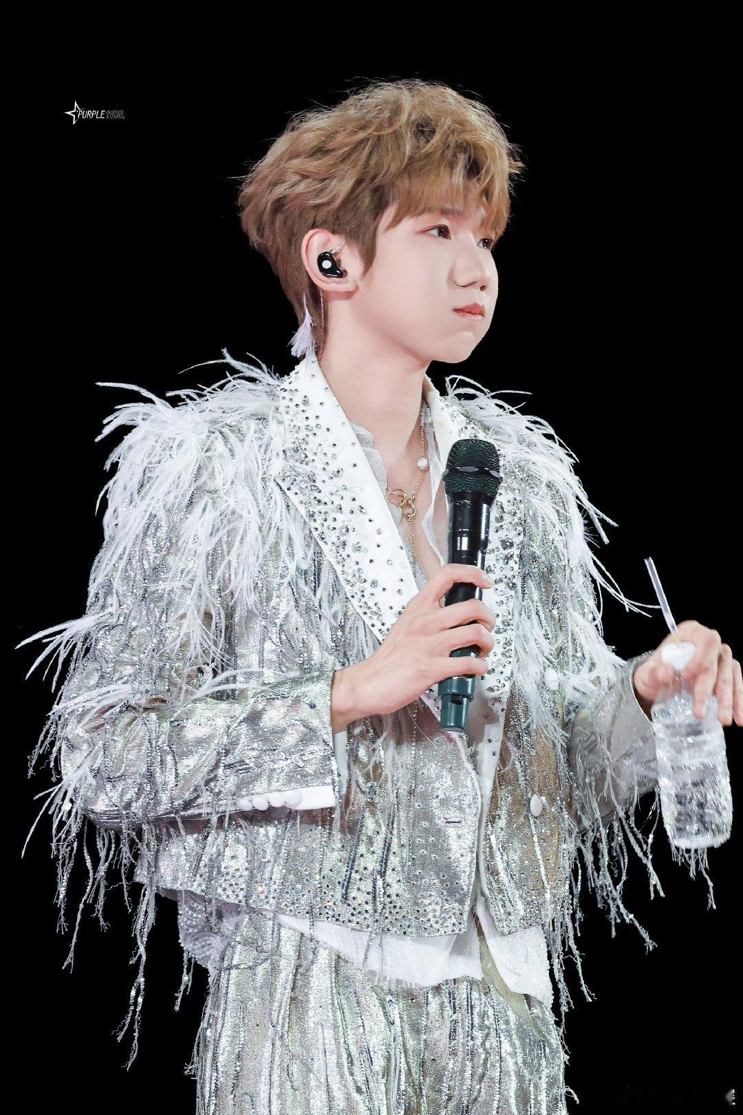 王源所有好天气都是因为遇见你王源耳朵贴钻王源一出场瓢泼大雨直接收住，专属好天气如