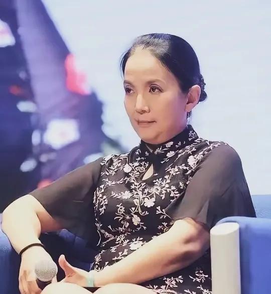 这是吕丽萍吗？老了老了，跟着老公孙海英跑到了国外。据说还崇拜上了西方文化，并且还