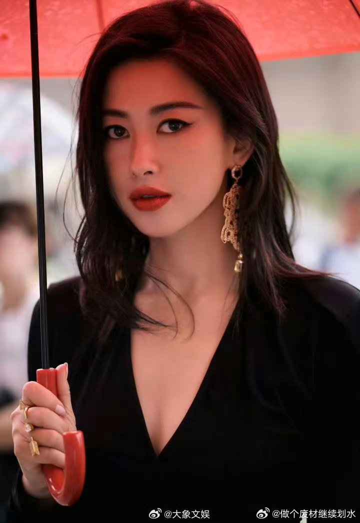 朱珠好绝的妈咪气质朱珠姐姐身上真的是有一种妈咪的气质啊谁懂！那种端庄大方的感觉我