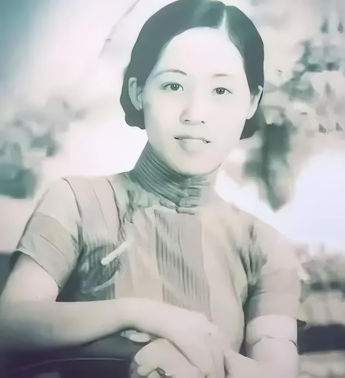 1949年，宋时轮受邀参加宴会，目光被一位身材较好的女子吸引。仔细一看，宋时轮顿
