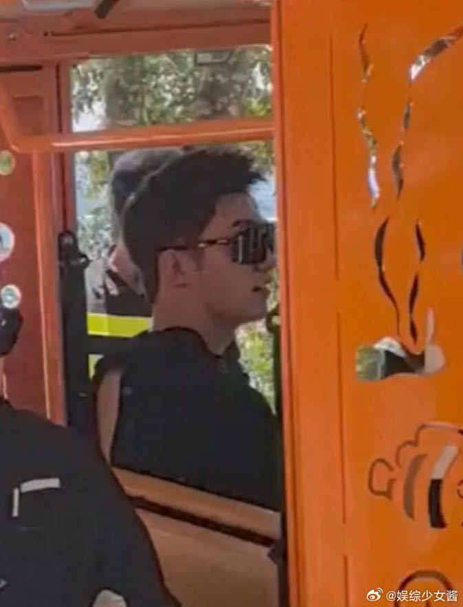 黄景瑜这就不用工作留痕了吧哈哈哈哈哈哈这就不用留痕了吧 