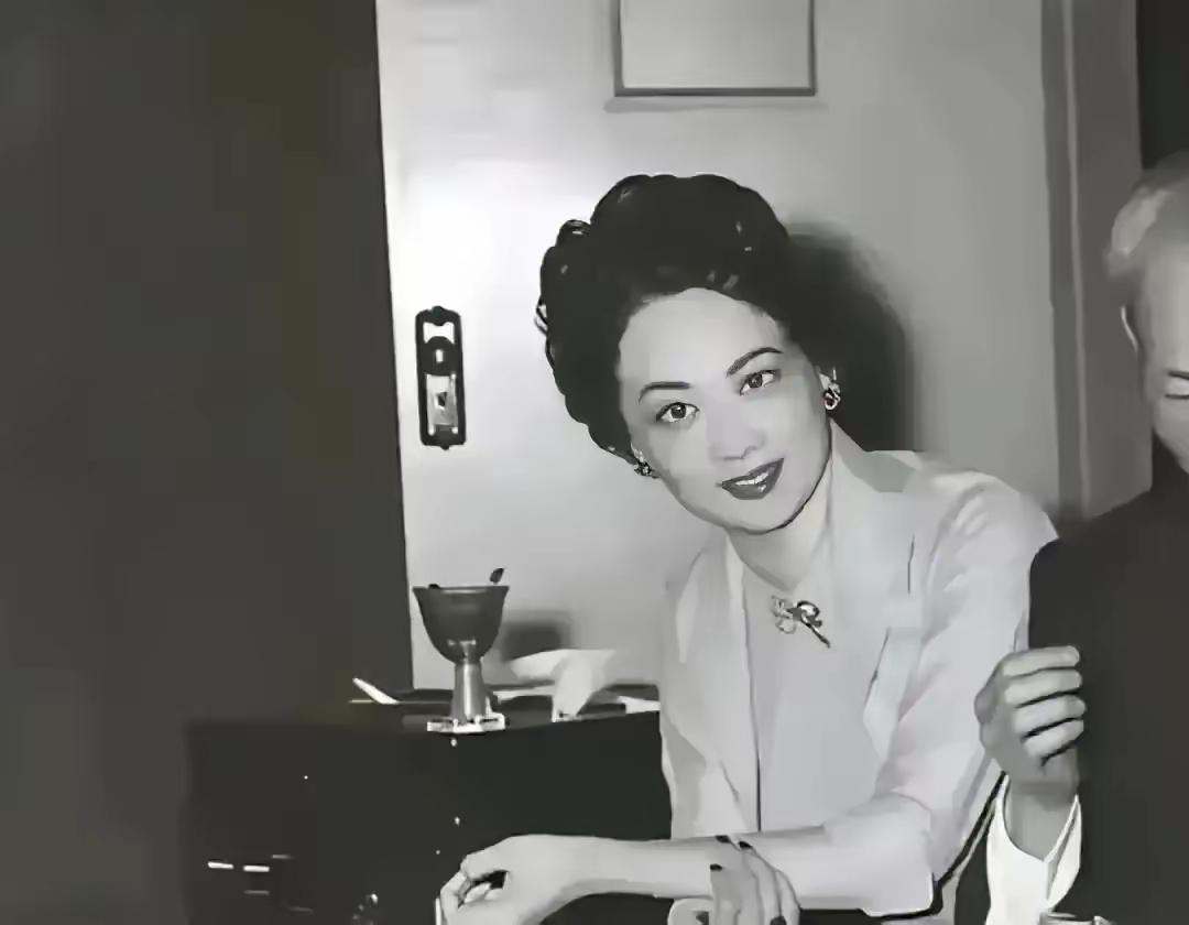 1981年宋庆龄病危，通知发到海外宋家后，其他后人都犹豫观望，唯独寡居多年的胡其