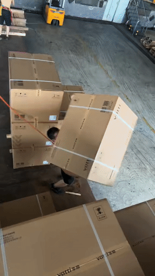 这些装卸工人在码货的时候为什么每个人的腰间都要挂一条绳子？
这条绳子究竟有什么作