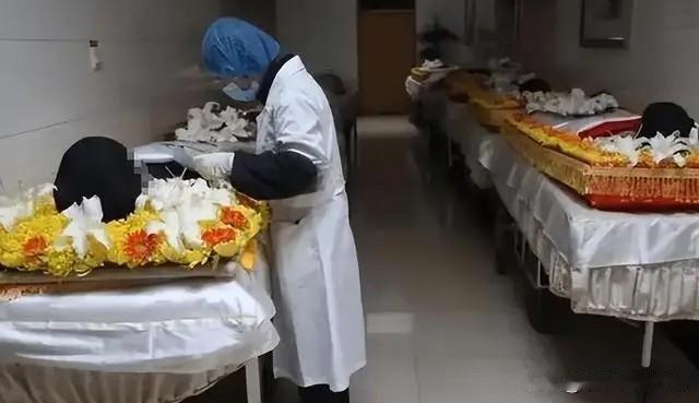 深夜，黑龙江一家殡仪馆里，一名年轻女孩因为突然去世被送来停放。没想到，值夜班的工