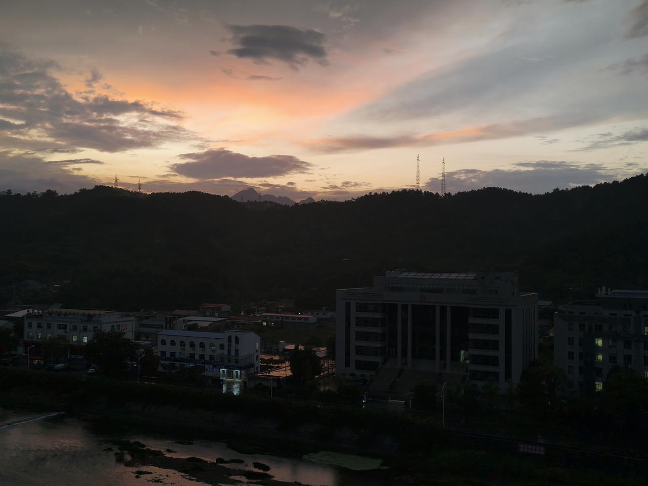 夜幕降临，天边那片五彩斑斓的霞光，似一幅绚丽的画卷缓缓展开。
瞧，那霞光红得似火