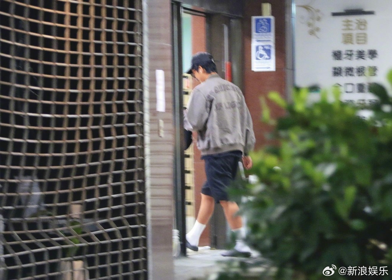 台媒曝曾敬骅恋情台媒曝曾敬骅女友 据台媒，近日曾敬骅被拍与女网红罗念在家中约会，