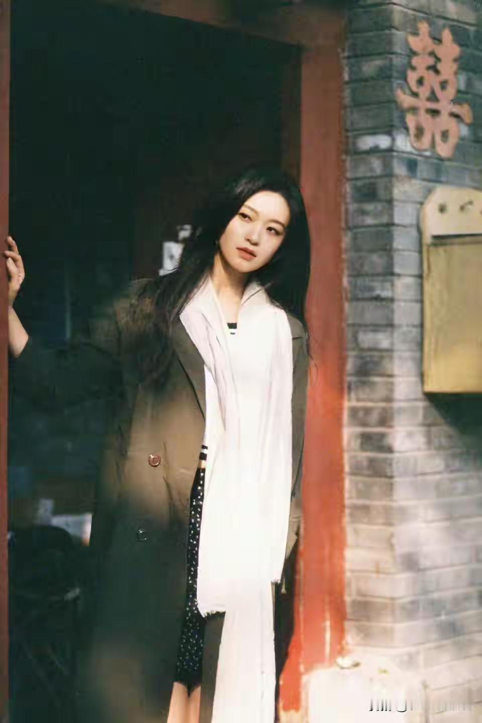 上海视觉艺术学院校花 包晨希 面部轮廓流畅 温婉气质 干净清爽少女感
出生日期：