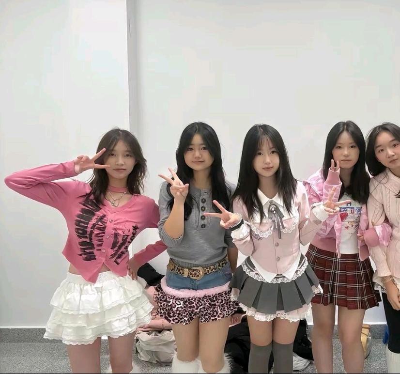 闺蜜越多，感情就越好吗？

真闺蜜，从来不比数量
（真心的，一个就能顶十个）
不