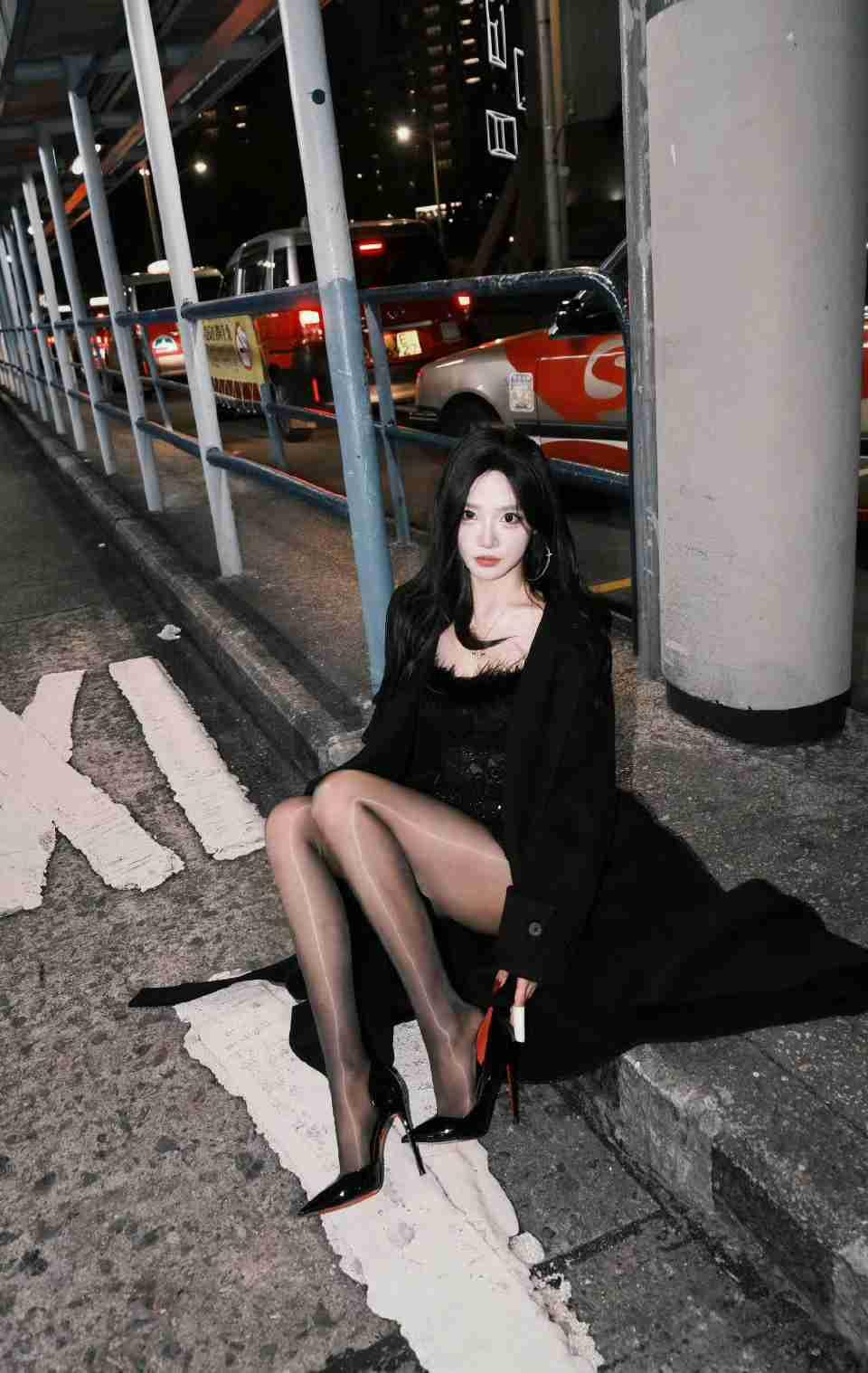 美看腿系列
这里禁止吸烟🚭，但是不禁止看腿带定位晒今日生活
我的今日状态：😁