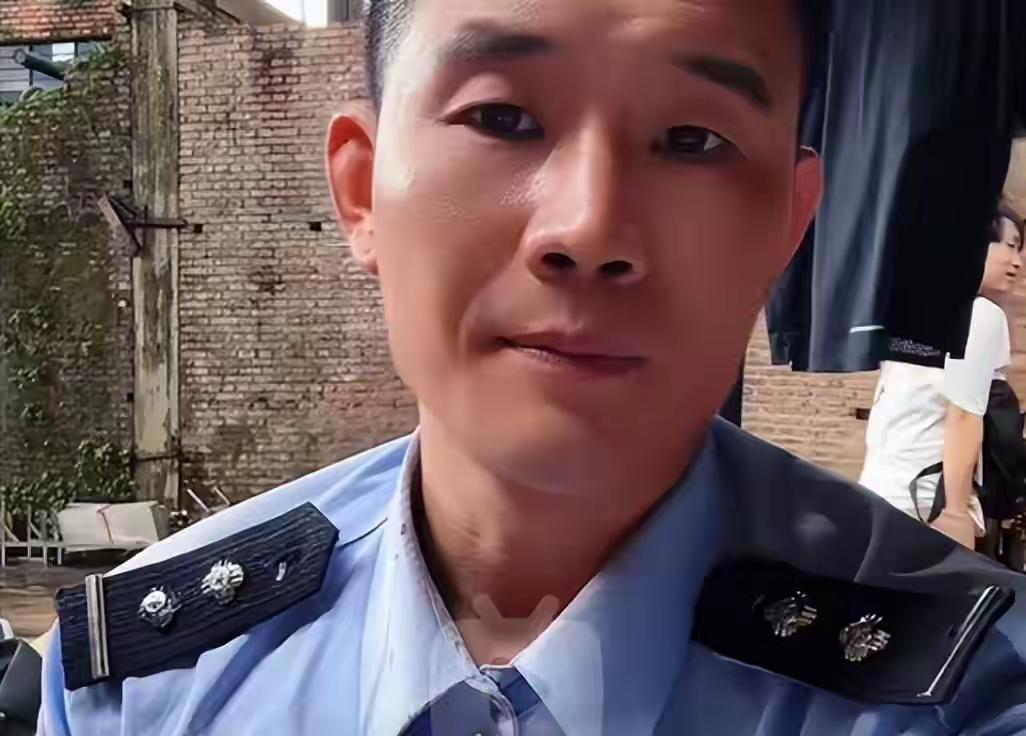 9月10日上午，“嘎子谢孟伟”在网络平台直播时，身着人民警察制式服装，虽未佩戴警
